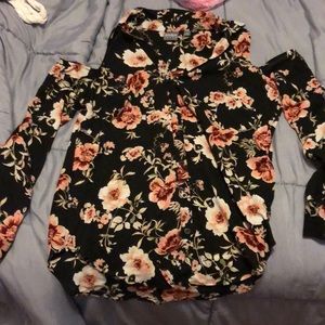 👚4 for $25 Floral shoulder cut out shirt